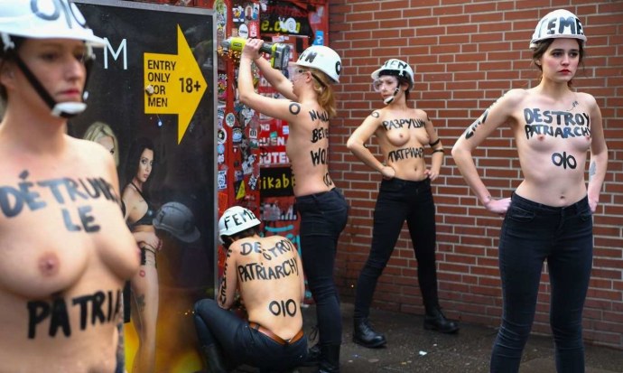 Голые публичные протесты