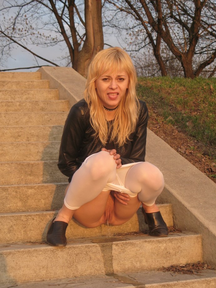 Девушка писписает без трусов в аквапарке