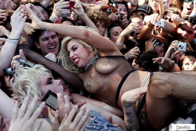 Красивый анус на публике