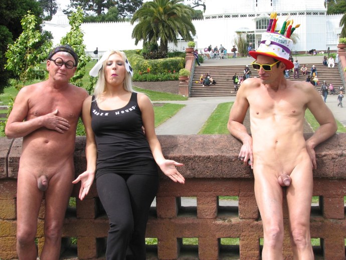 Голая женщина среди одетых