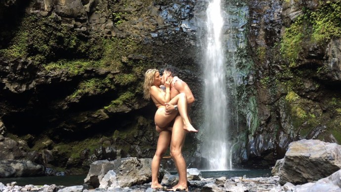Порно-голый парень у водопада