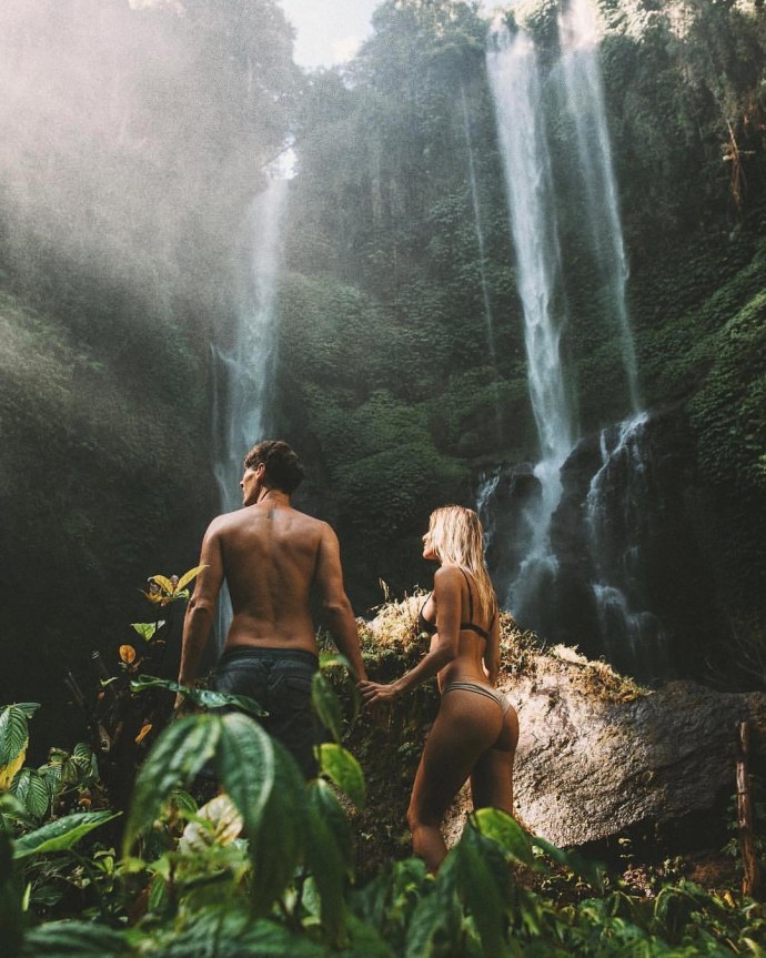 Ню девушка под водопадом