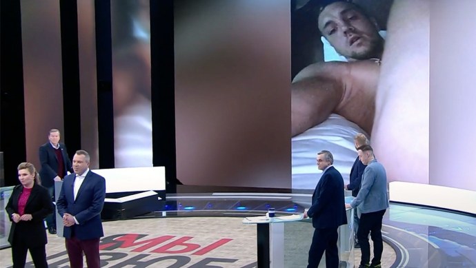 Голая ведущая дырка в телике