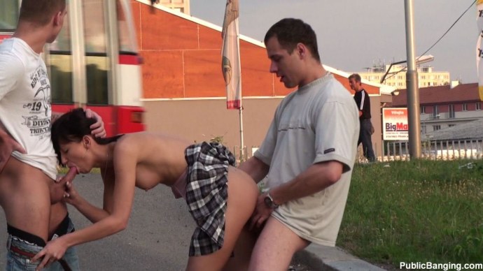 Засветил член на публике