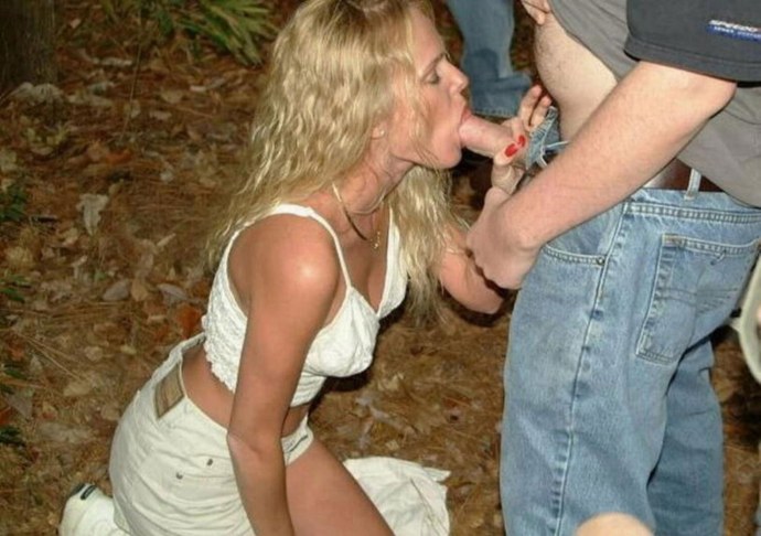 Девушка отсосала на улице