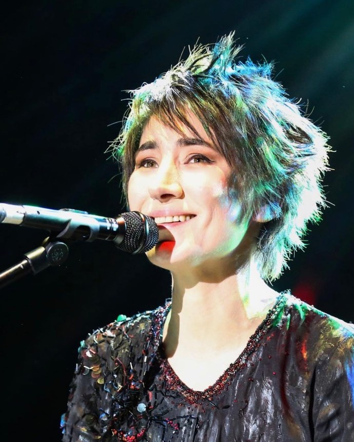 Фото нет зато красивая на черном фоне