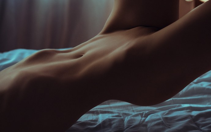 Красивым девушкам кончают на живот