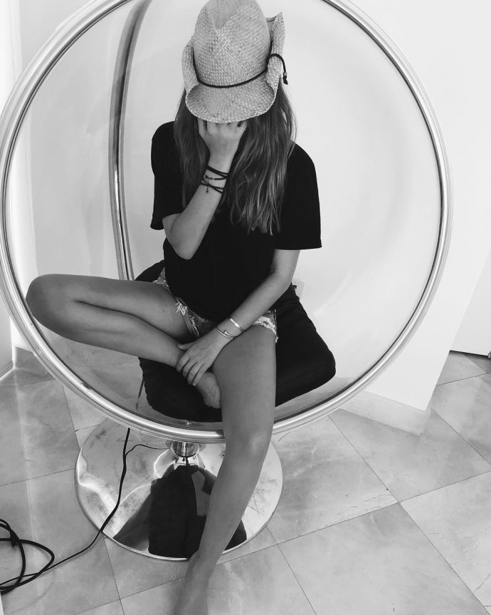 Тилан Блондо в детстве фотосессия ню