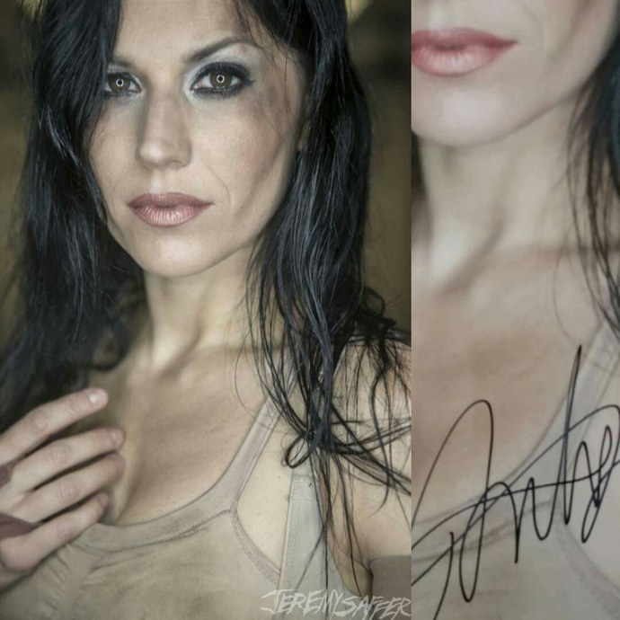 Киска в колготках без трусиков