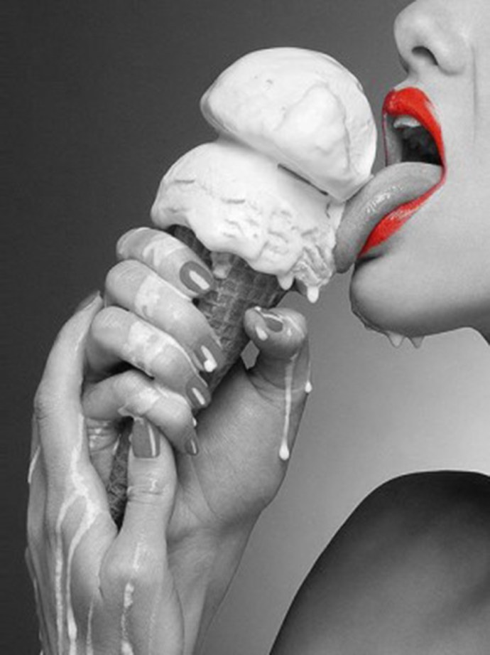 Слизывает мороженое с члена