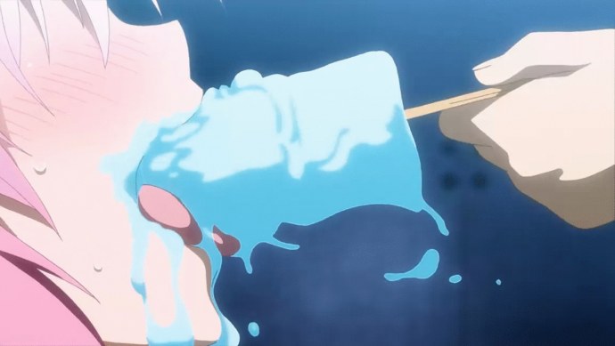 Девушка облизывает мороженое