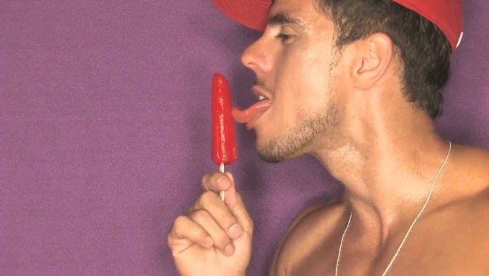 Девушка наслаждается мороженым