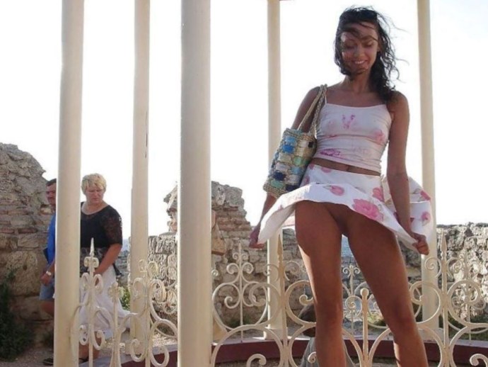 Девушки в юбках без трусов