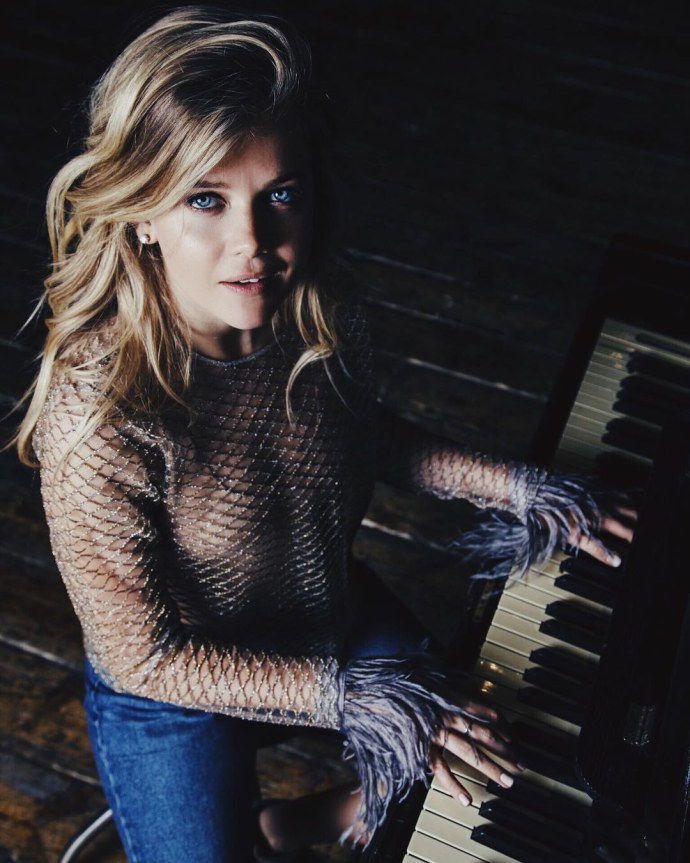 Маша Ивакова ножки