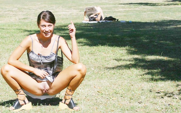 Без трусиков под платьем