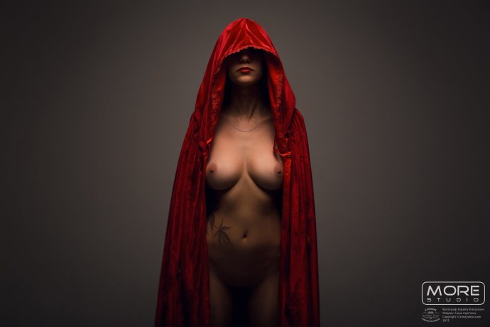 Голые красотки в пальто