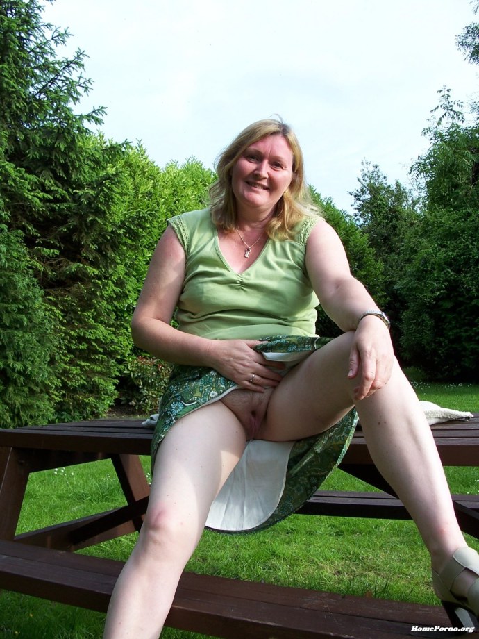 Милфа без трусов на улице