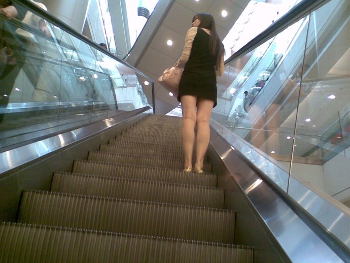 В юбке на эскалаторе