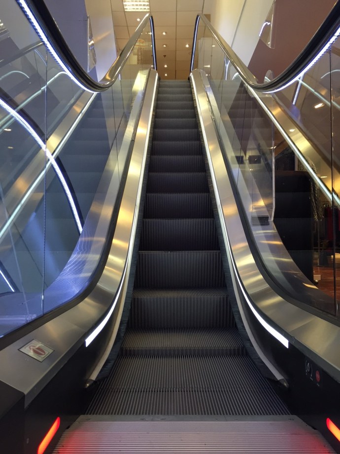 ПРАНК на эскалаторе девушка