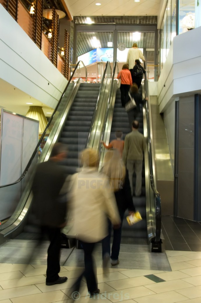 Нагнулась на эскалаторе
