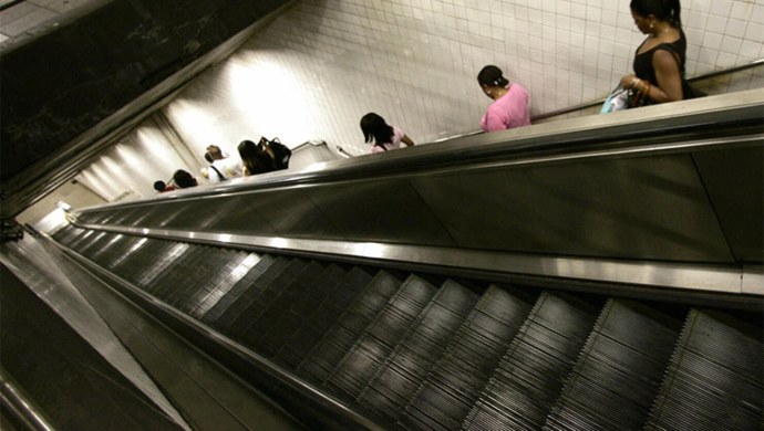 Парень на эскалаторе