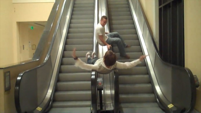 Скрытая камера на эскалаторе