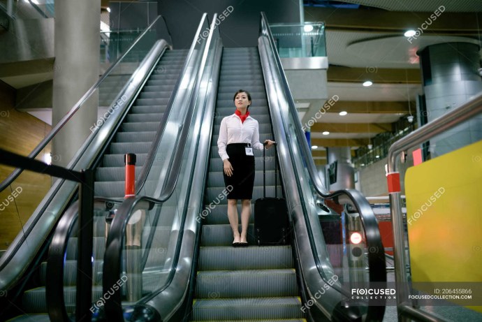 Человек на эскалаторе вверх