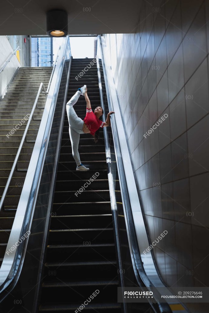 Девушка на эскалаторе