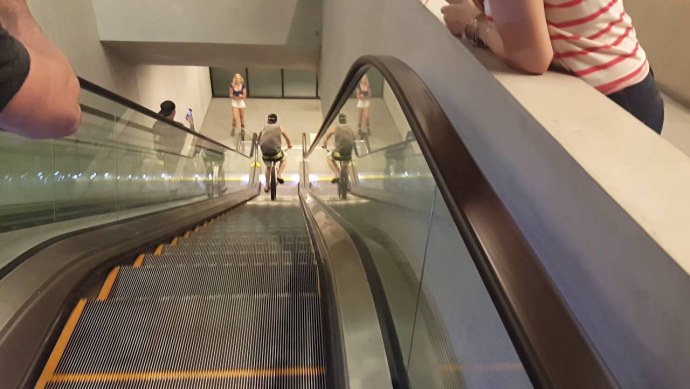 Люди на эскалаторе
