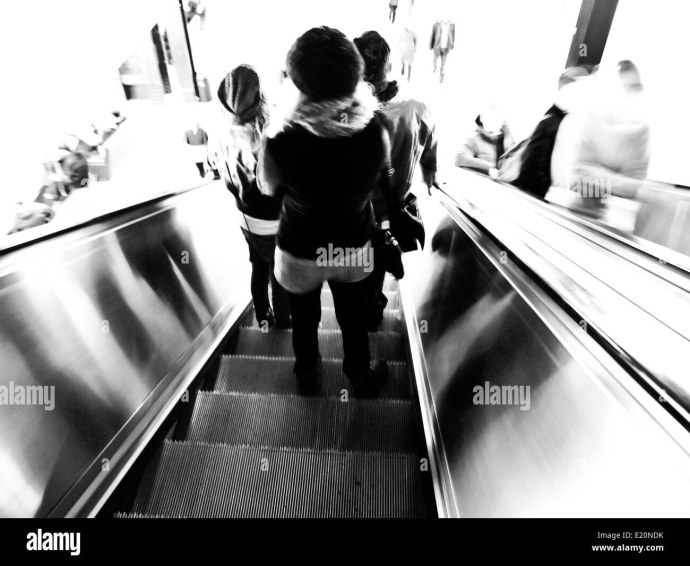 Человек бежит по эскалатору