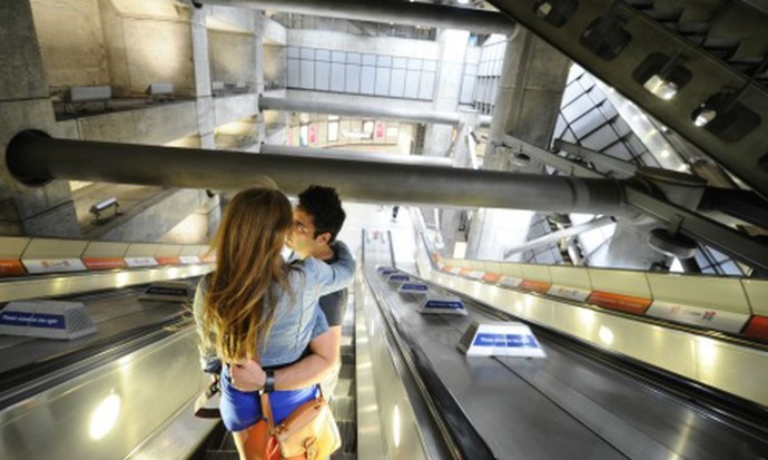 Шейла Вольбек на эскалаторе