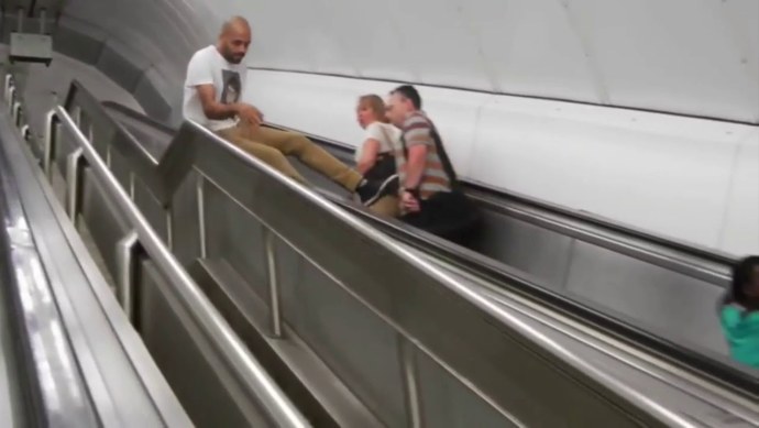 Женщины на эскалаторе снизу