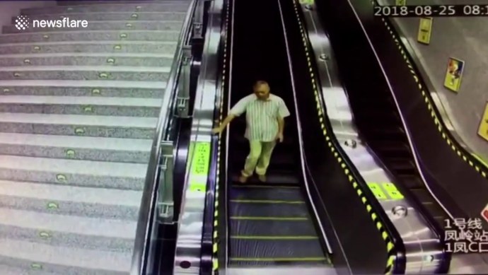 Подсмотр под юбку школьниц