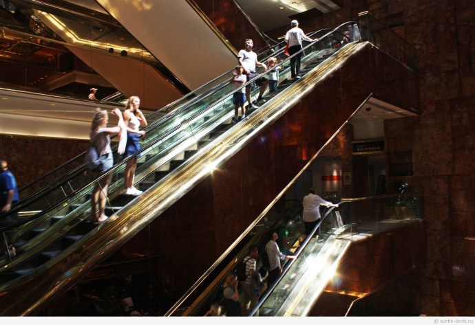 Девушка наиэскалаторе