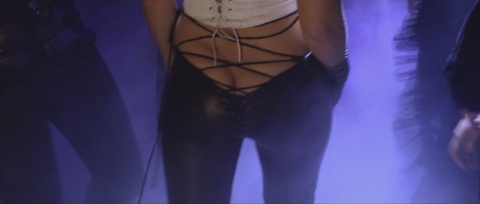 Певица в бикини на сцене