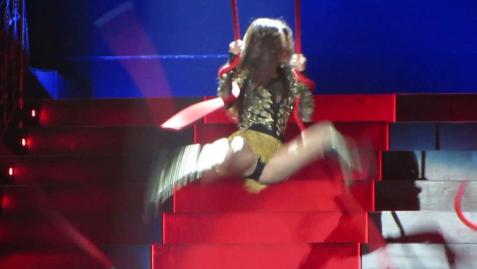 Бузова на сцене без трусов