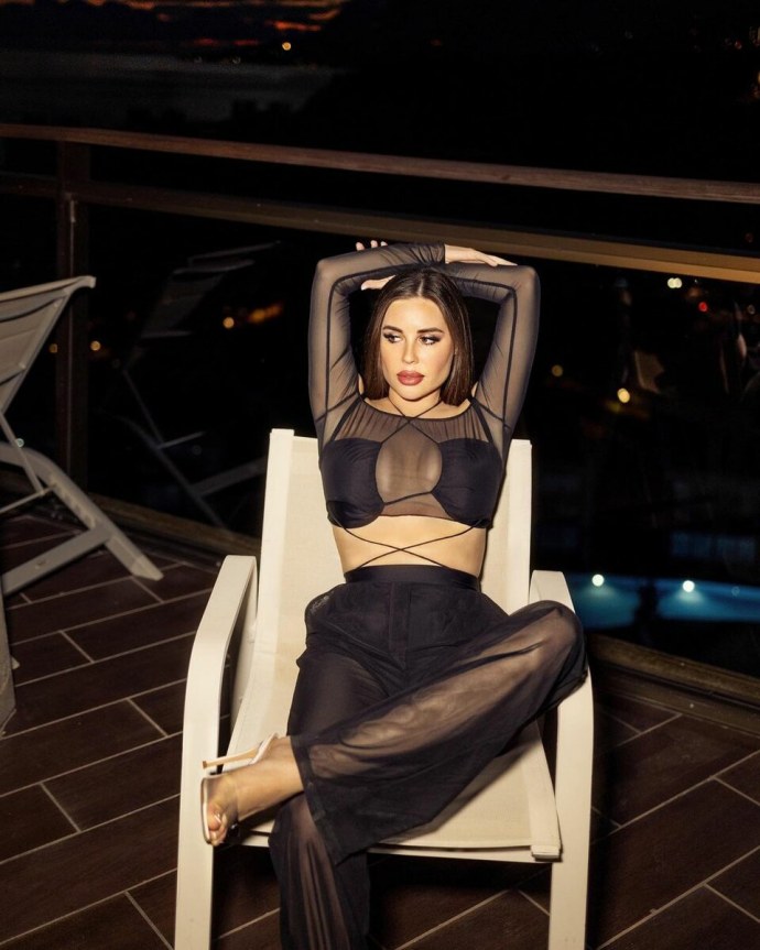 Голые стюардессы в чулках раздвигают ноги