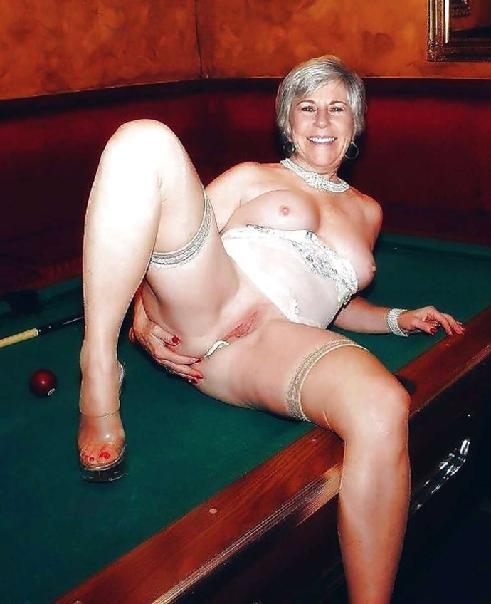 Пьяные старухи голышом