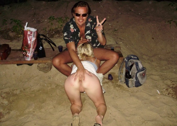 Женщины загорают без трусов