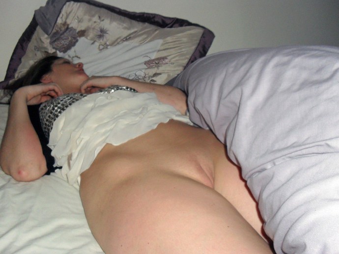 Парень оттрахал спящую