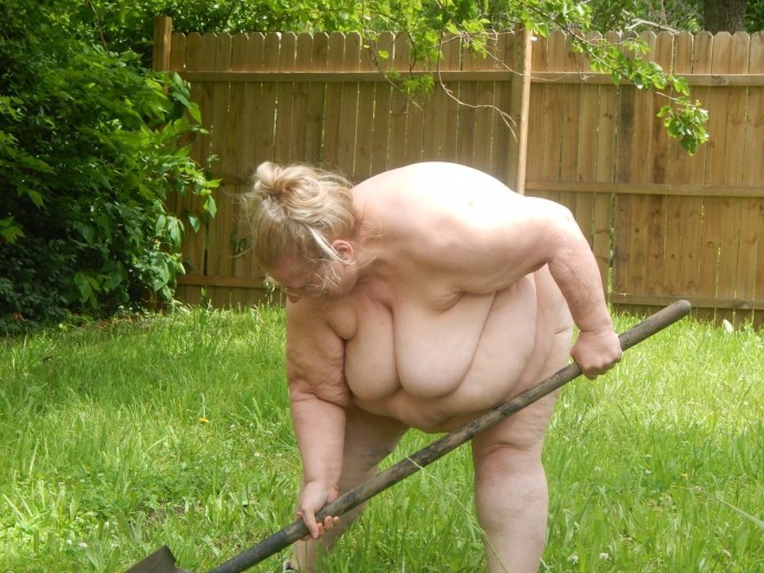 Голые старые бабки на даче
