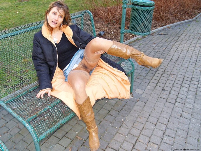 Зрелая без трусиков на улице