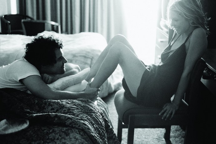 Поцелуй ноги женщины