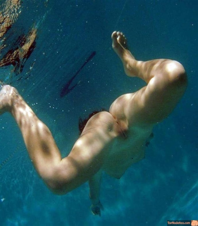 Мускулистый мужчина трах в бассейне