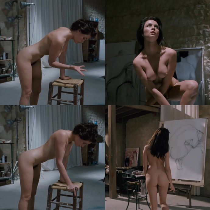 Эммануэль Беар голышом