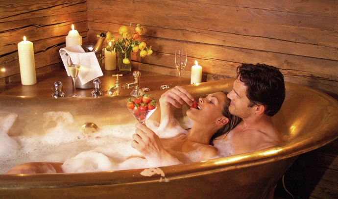 Эротический массаж при свечах