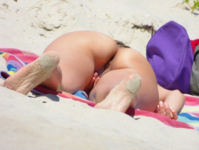 На пляже в трусиках дамы