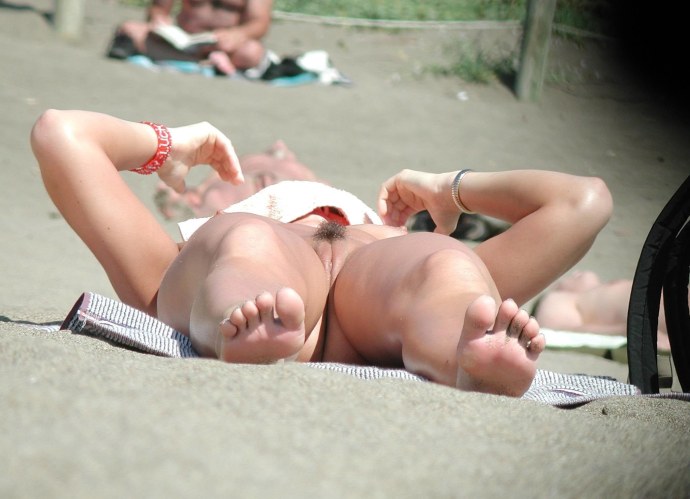 Девушка засветилась на пляже ню