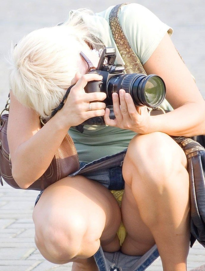 Подглядывание под юбку фото