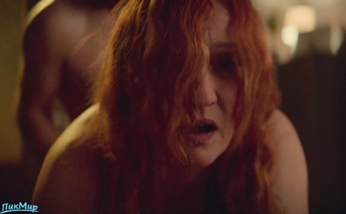 Голая рыжая около бассейна